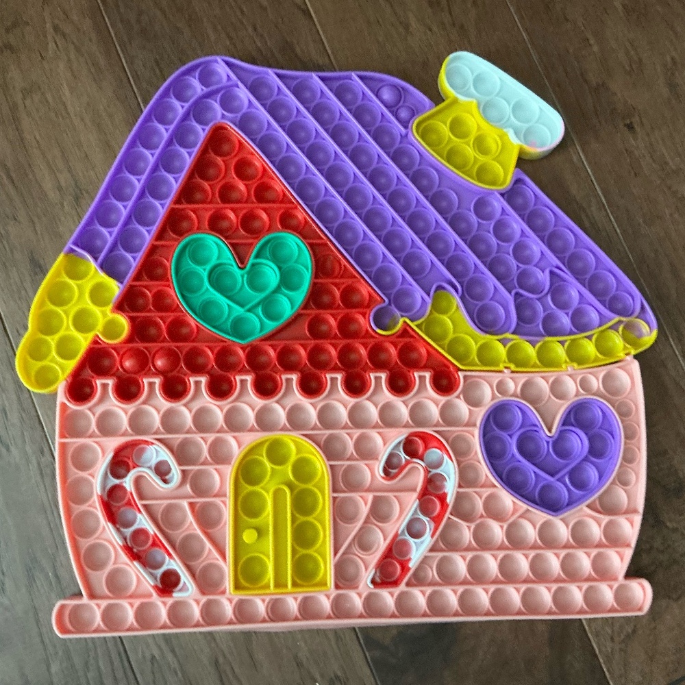 🎄 Pop-It Gingerbread House – 9-Piece Set